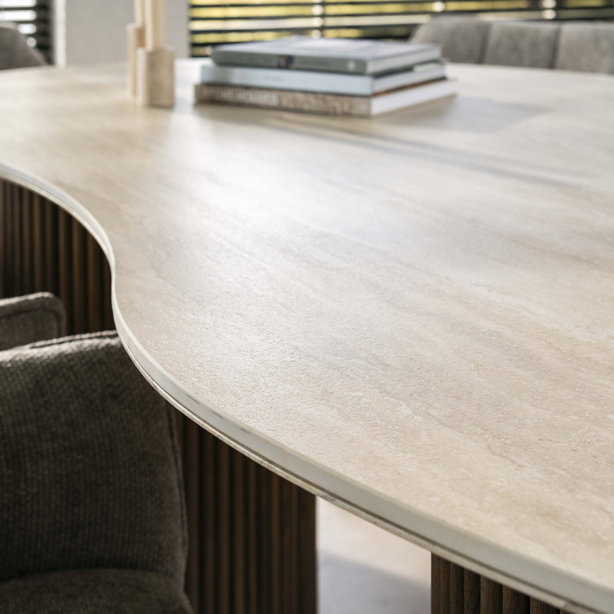 Organische Eettafel Romano Keramiek in Travertin-look 215 x 122cm - Afbeelding 2