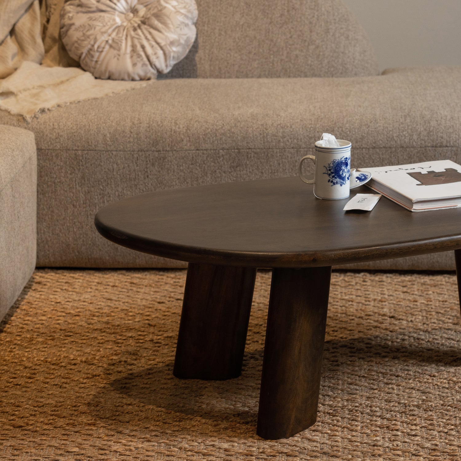 Organische Salontafel Roundly Mangohout, 110 x 60cm, kleur Walnoot - Afbeelding 10